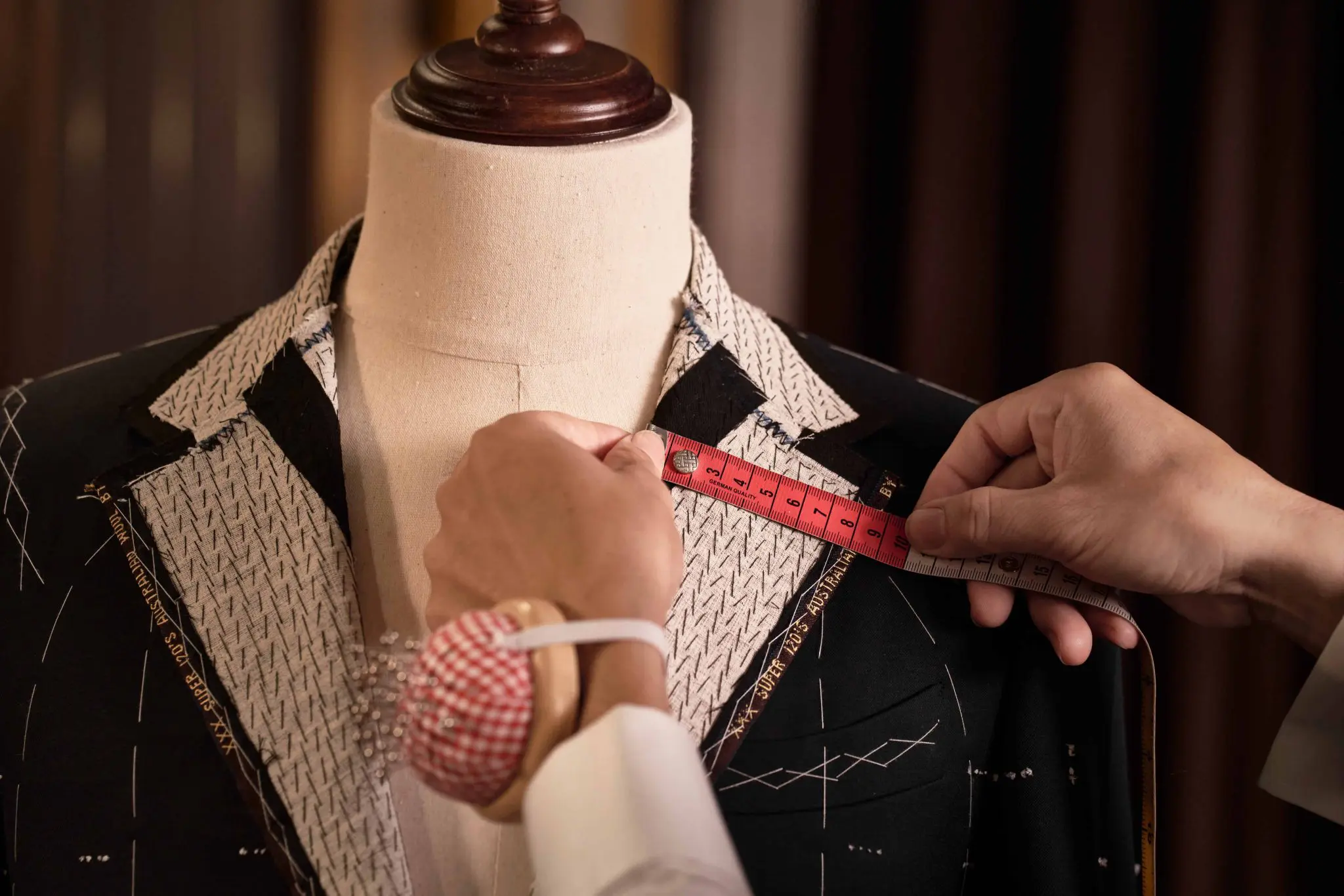 Đo ve áo trên mannequin để hoàn thiện mẫu vest